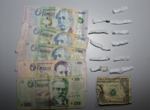 El dinero y la droga encontrada dentro de una de las mochilas.