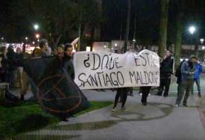 Manifestantes en la plaza San Fernando, frente a la sede del consulado argentino.