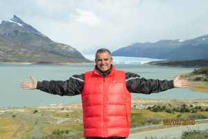 Carlos Larrosa, con el legendario glaciar Perito Moreno a sus espaldas.