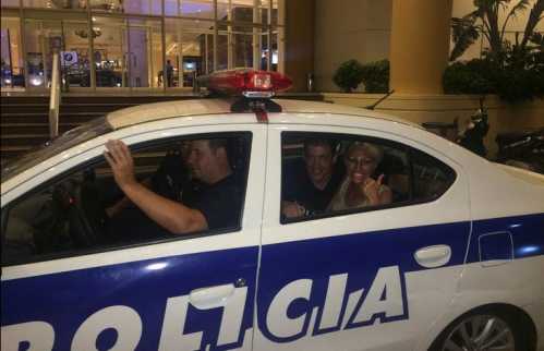 La Xipolitakis llegando en un móvil policial al hotel Conrad.