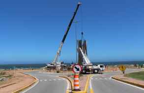 Imponente escultura de Pablo Atchugarry fue instalada en rotonda de rutas 10 y 104