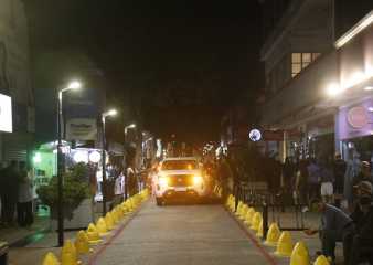 La plaza San Fernando se vistió de fiesta y se abrió la casa de Papá Noel y la peatonal Sarandí