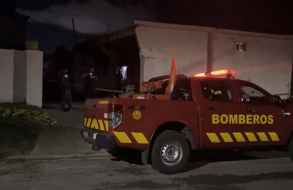 Una mujer murió carbonizada durante incendio en una finca del barrio Los Aromos