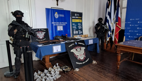 Desbarataron centro de venta y distribución de drogas en San Carlos e incautan 9 armas de fuego