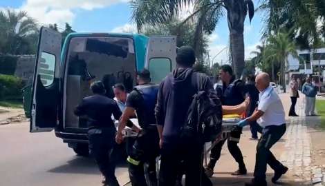 Guardavidas reanimaron a un hombre de 30 años que cayó en su camioneta al arroyo San Carlos