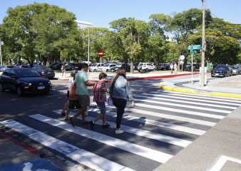 Usuarios con TEA realizaron demostración del uso de pictogramas en cruce peatonal