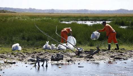 Con apoyo de la IDM, vecinos encararon la limpieza de un cañada que desemboca en el humedal