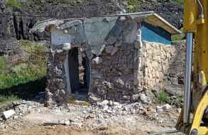 Demolieron construcción con peligro de derrumbe en la zona de Las Grutas