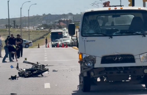 Choque de camión a una moto dejó el saldo de una mujer fallecida y dos heridos graves