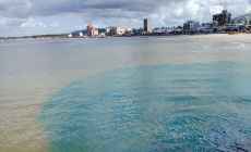 Generó alarma vertido de líquido azulado a la playa de Piriápolis desde un edificio en obra