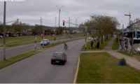Conductor de un auto puso en riesgo a un peatón que cruzaba con dos niños; el video