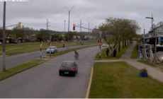 Conductor de un auto puso en riesgo a un peatón que cruzaba con dos niños; el video