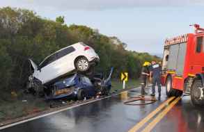 Dos jóvenes perdieron la vida en violento choque frontal en camino De los Arrayanes