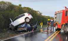Dos jóvenes perdieron la vida en violento choque frontal en camino De los Arrayanes