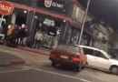 Conductor chocó cartel de PARE, luego una camioneta circulando y terminó incrustado contra un árbol